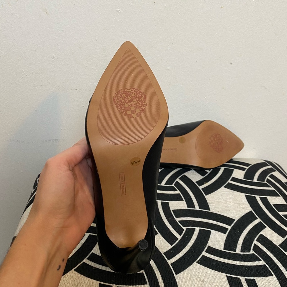 Vince Camuto pointy toed leather pumps - Picture 2 of 4